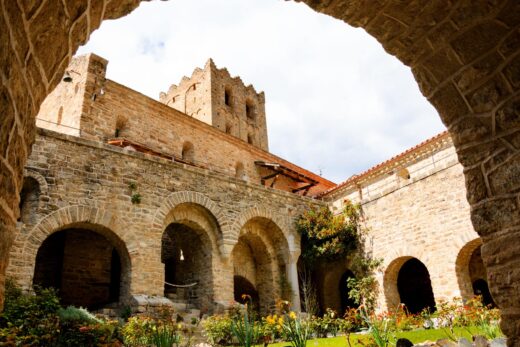 Les Trésors Cachés de l&#8217;Abbaye Saint-Martin du Canigou : Un Voyage dans le Temps et la Spiritualité